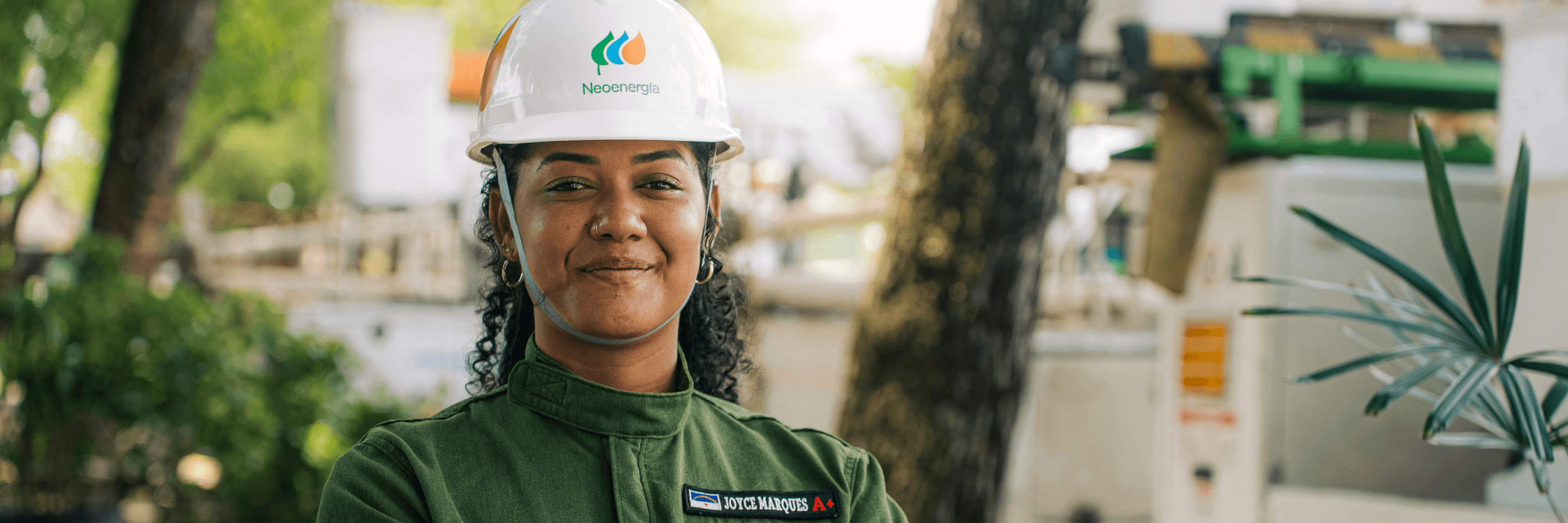 mulher eletricista neoenergia uniformizada