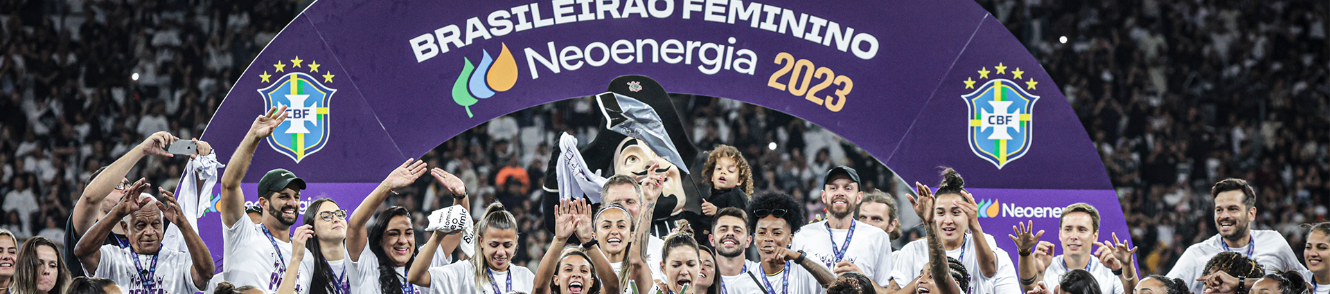 Imagem mostra celebração do time feminino do Corinthinas após final do Brasileirão Feminino Neoenergia 2023