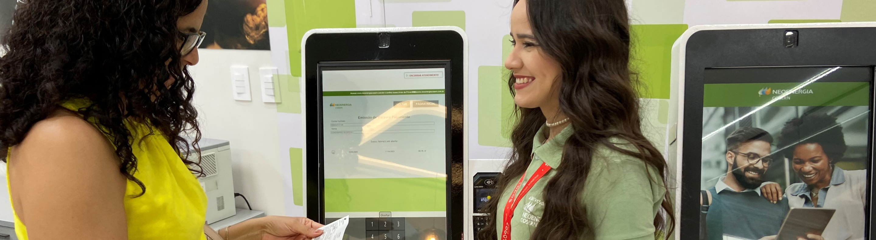Imagem mostra cliente da Neoenergia em atendimento