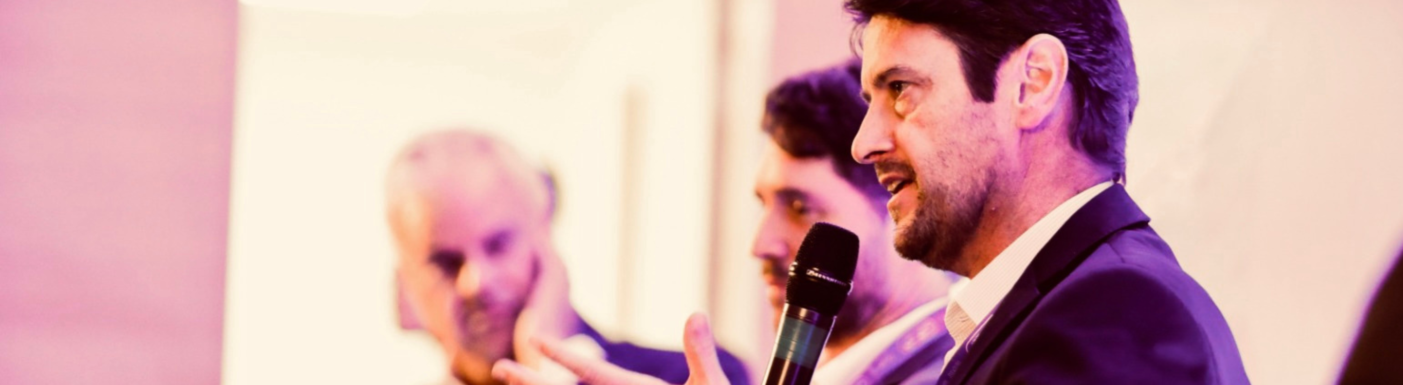 Imagem mostra Eduardo Capelastegui, CEO da Neoenergia, apresentando palestra no Prumo Day 2023