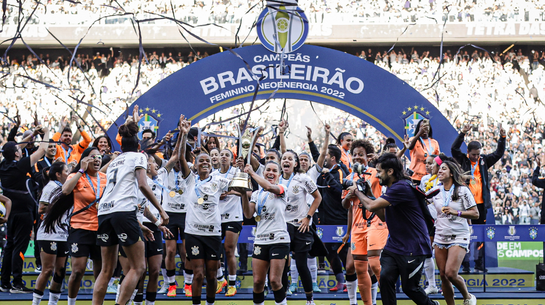 Foto de jogadoras do Corinthians levantando a taça do campeonato após a partida