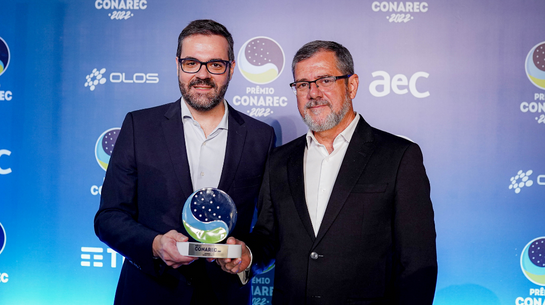 Foto de executivos com o troféu do prêmio na mão