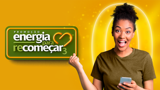 Arte de mulher com celular em uma mão e na outra segurando placa com o texto "Promoção Energia para Recomeçar 3"