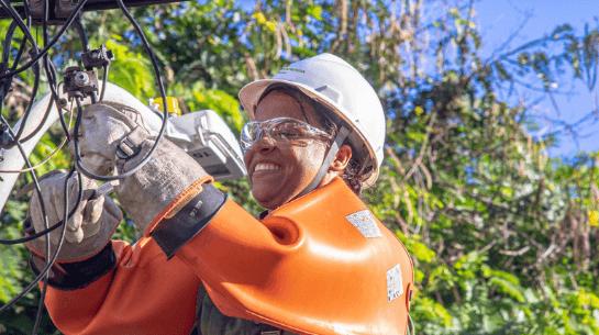 Mulher eletricista trabalhando na rede elétrica