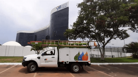 Caminhão da Neoenergia de prontidão em frente ao Tribunal Superior Eleitoral (TSE).