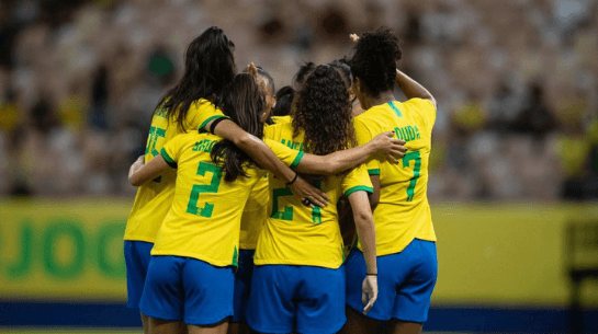 Jogadoras da seleção brasileira feminina se cumprimentam.