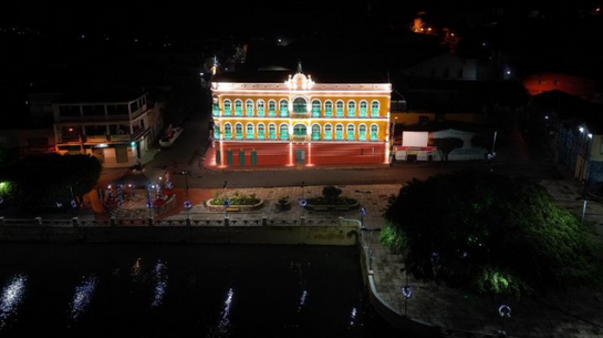 Foto aérea do Theatro iluminado à noite