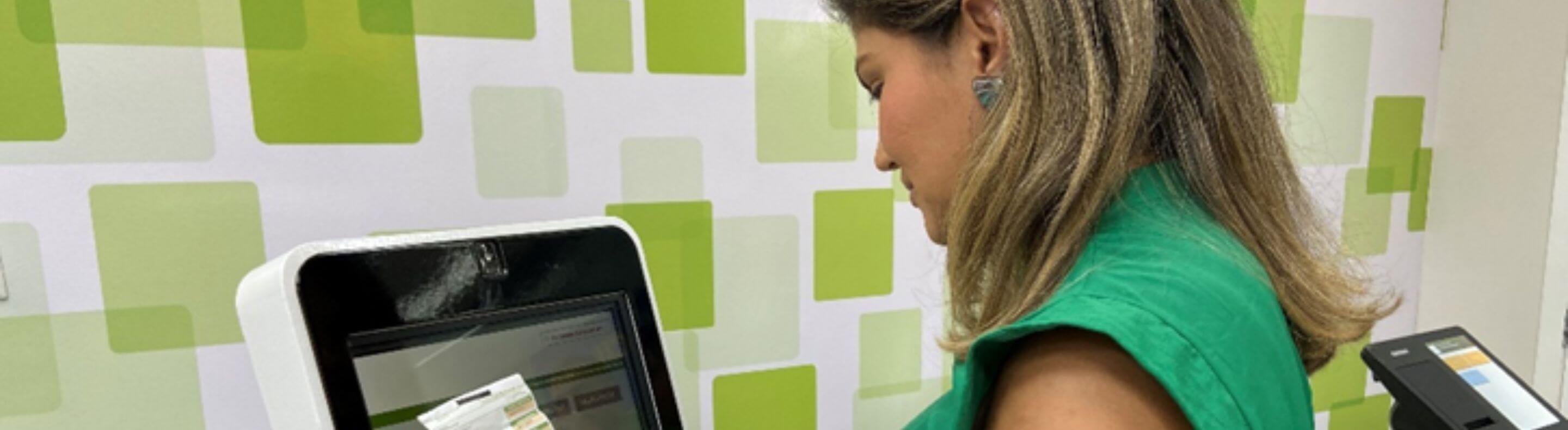 Cliente da Neoenergia pagando uma fatura