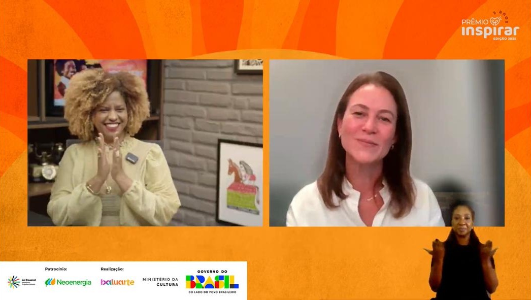 Lenne Ferreira (à esquerda), mestre de cerimônias, conversou com Renata Chagas (à direita), diretora-presidente do Instituto Neoenergia, sobre a importância do Prêmio Inspirar