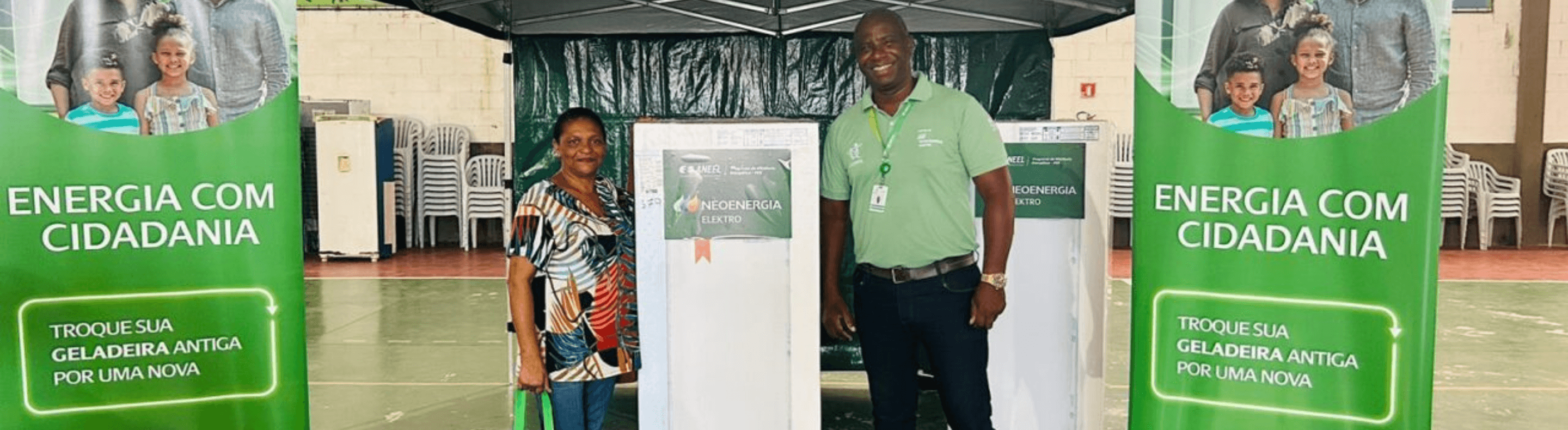 Colaborador da Neoenergia entregando geladeira para cliente