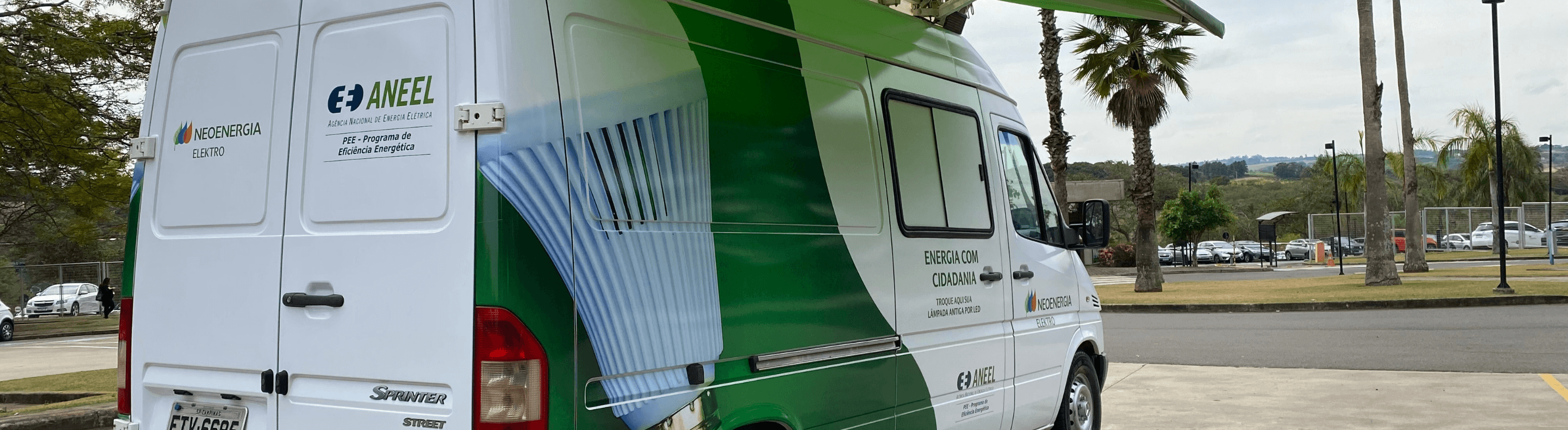 Van do Projeto Energia com Cidadania da Neoenergia Elektro estacionada com as cores predominantes branco e verde