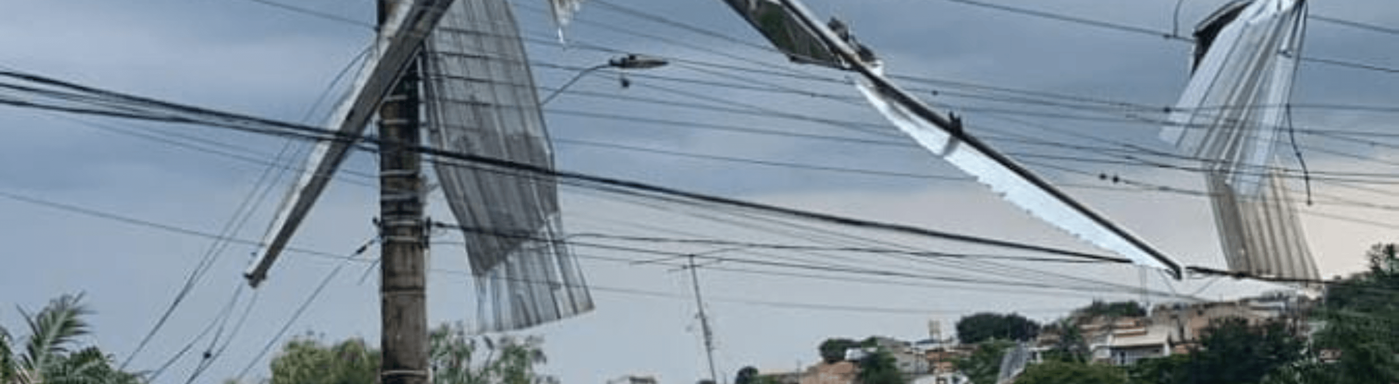 Material de telhado enroscado em fiação de poste