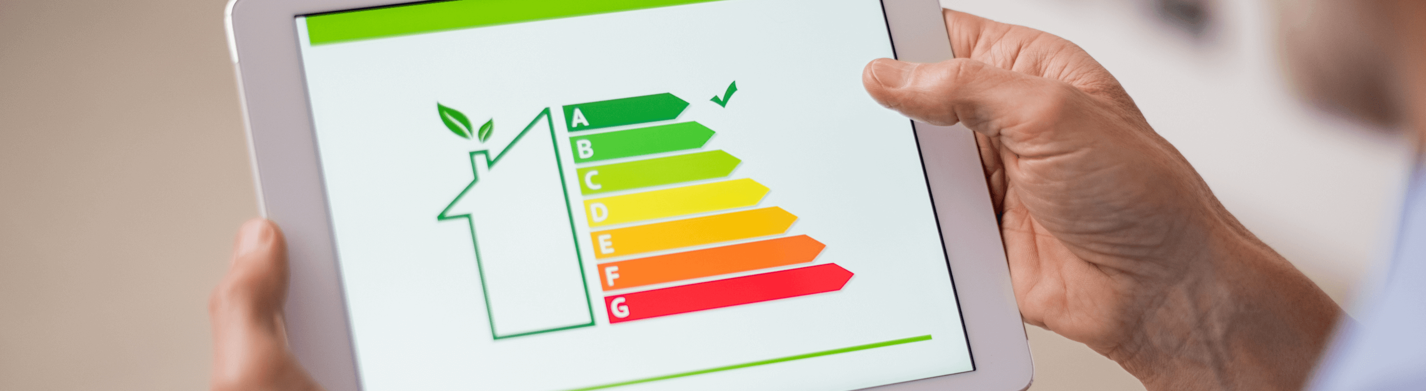 Equipamento eletrônico com uma imagem na tela que contém a tabela de consumo de energia em tons de verde, amarelo e vermelho, decrescente.
