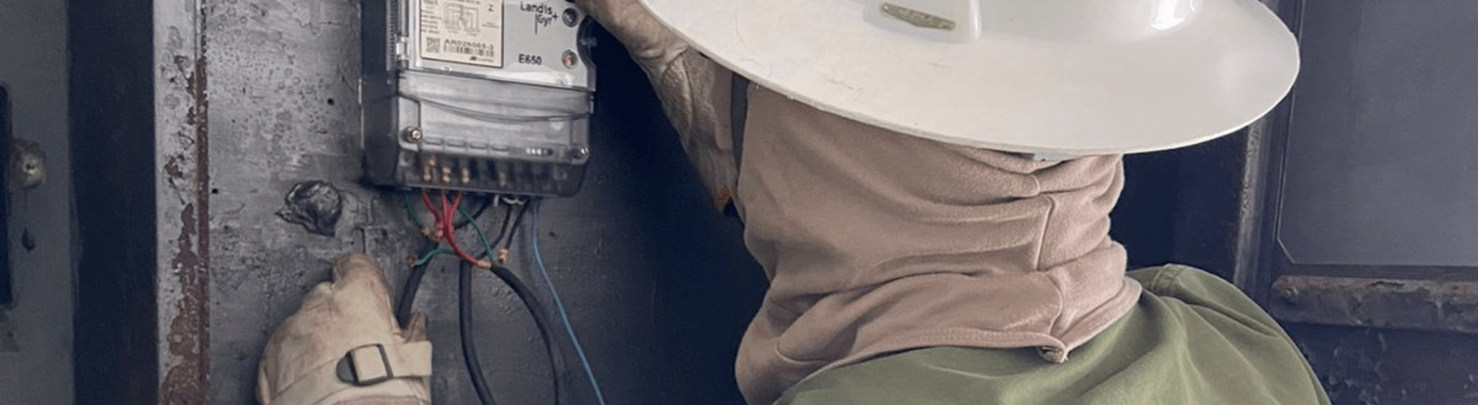 Eletricista da Neoenergia Elektro analisando medidor adulterado