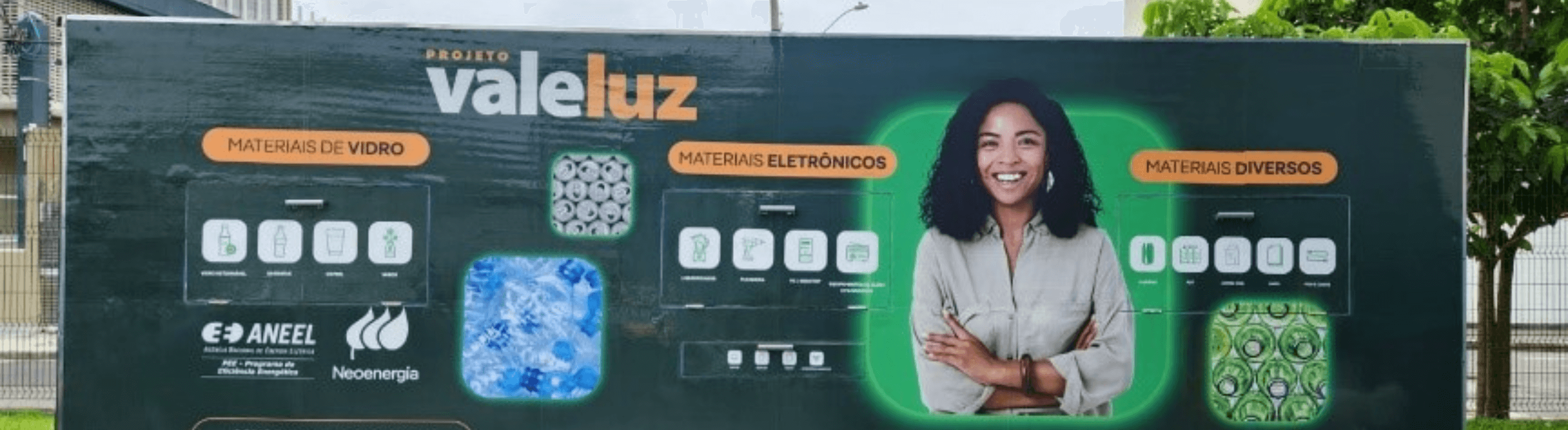 Banner do Projeto Vale Luz com o fundo na cor verde escuro e informações escritas sobre o Projeto