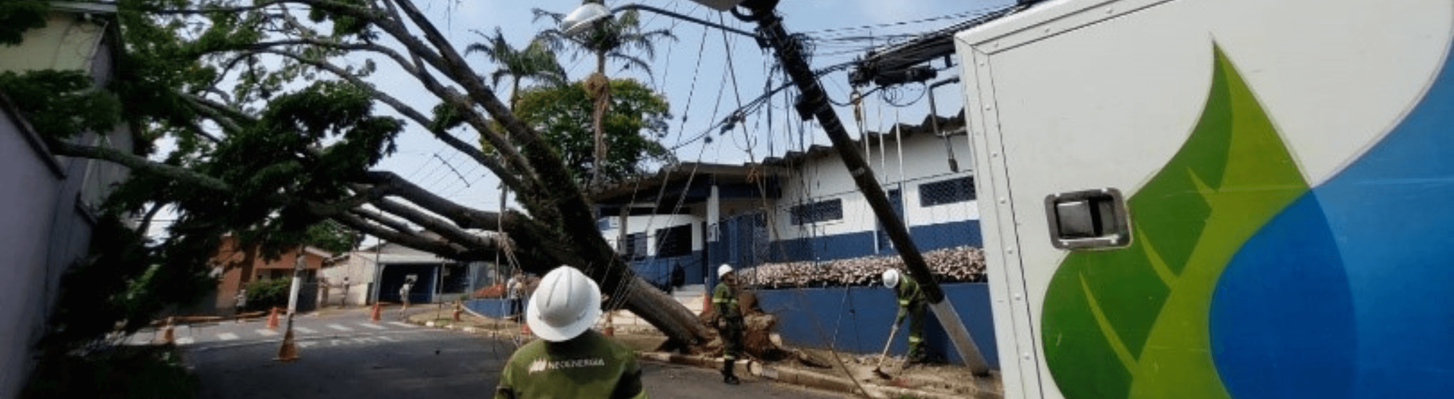 Eletricista da Neoenergia Elektro inspecionando área atingida por temporal