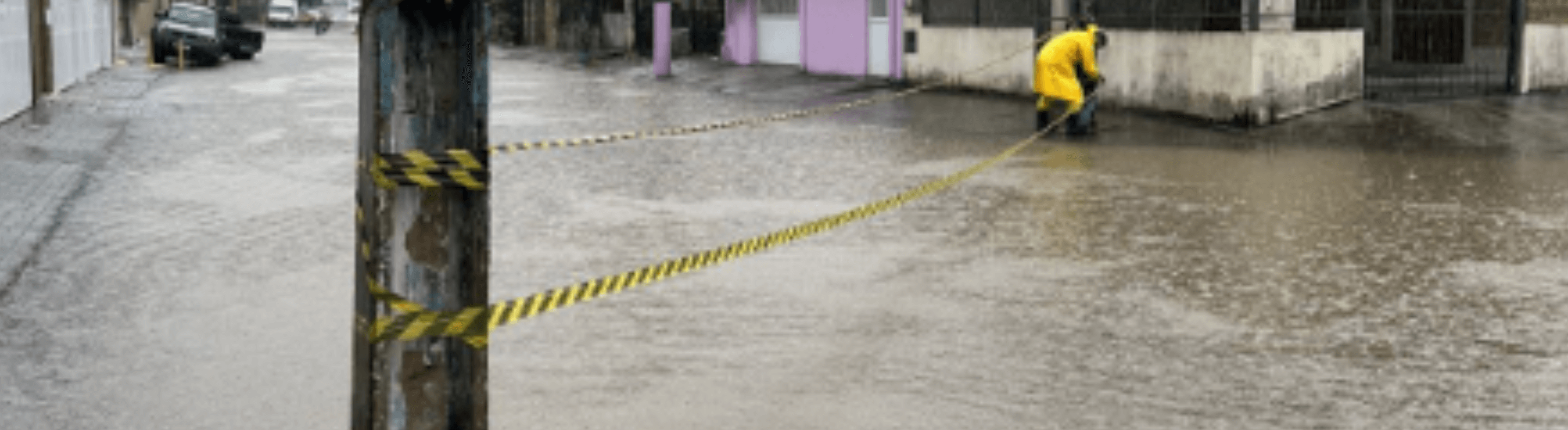 Poste sendo isolado em uma enchente