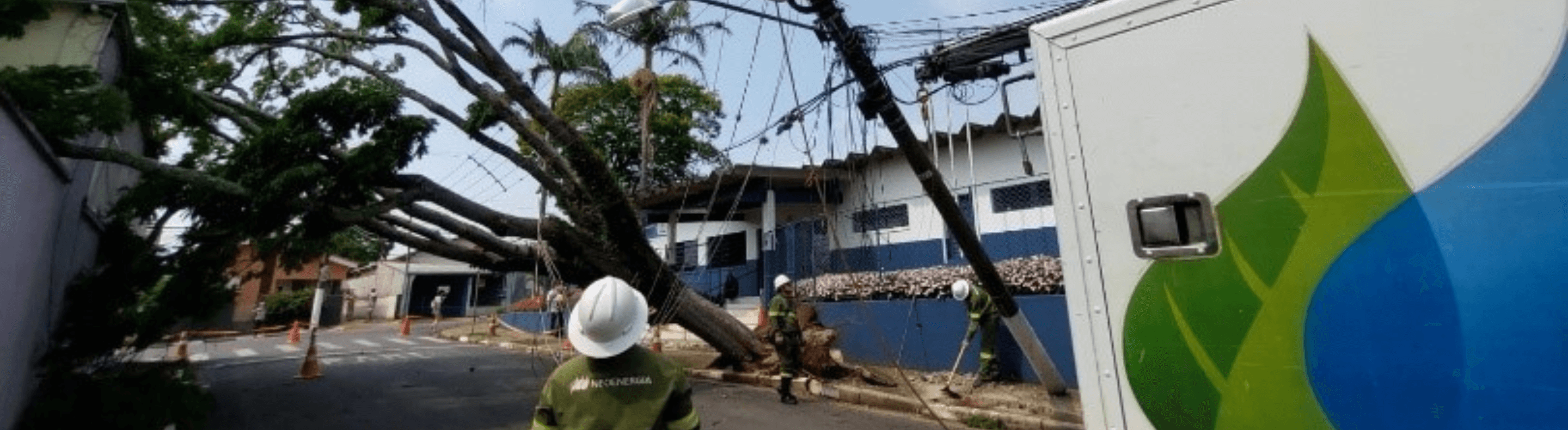 Eletricista da Neoenergia Elektro inspecionando área afetada por temporal