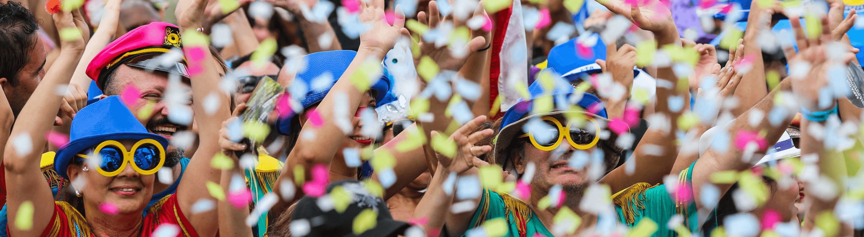 Foliões no meio de festa de carnaval