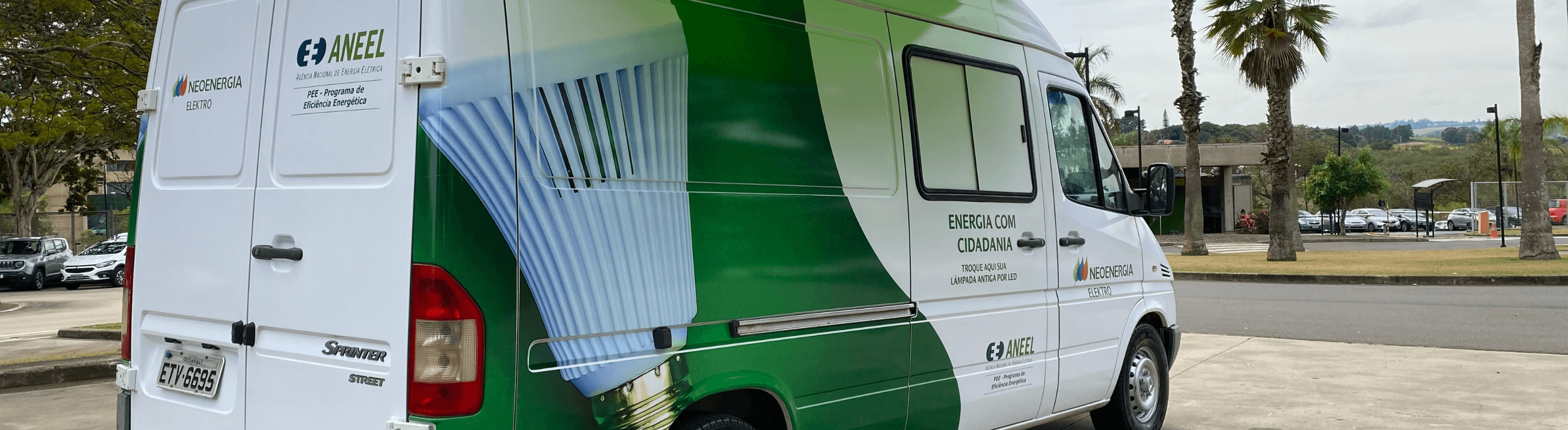 Van do Projeto Energia Com Cidadania da Neoenergia Elektro estacionada na calçada