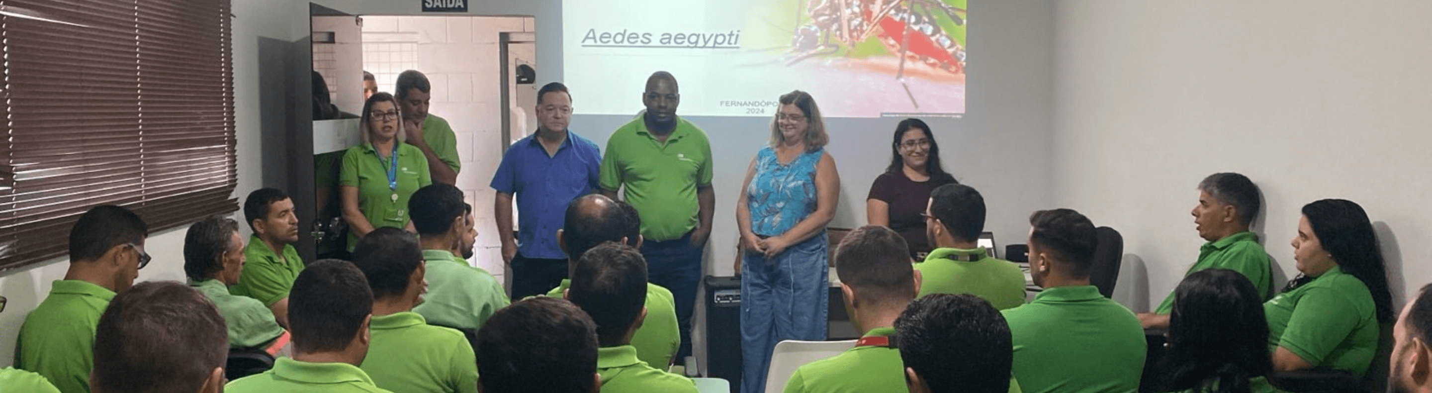 Colaboradores da Neoenergia Elektro reunidos em uma sala