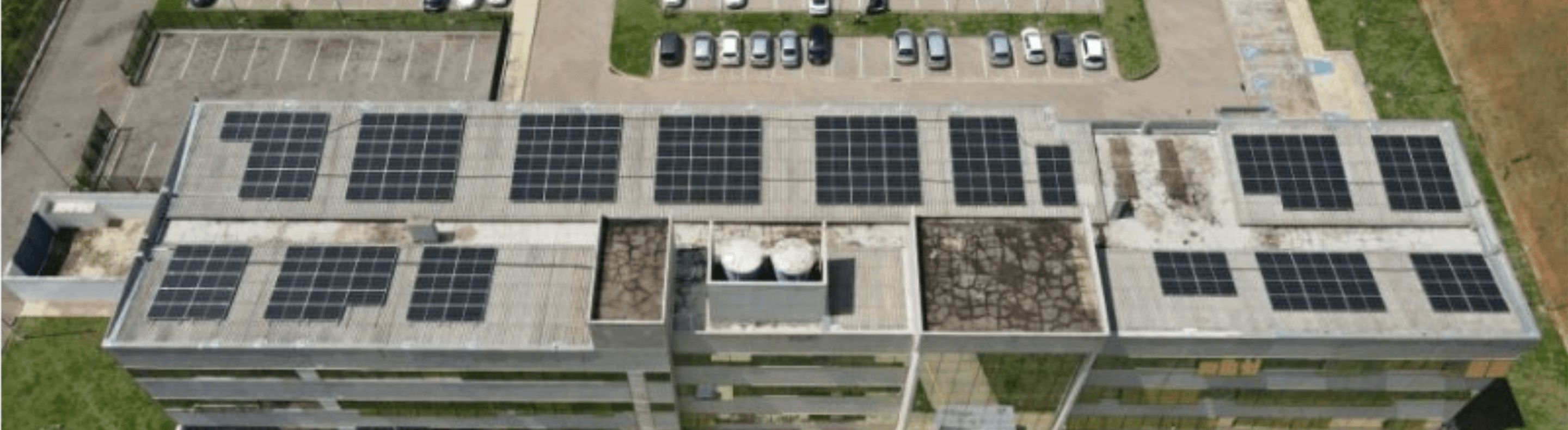 Placas fotovoltaicas no teto de um prédio