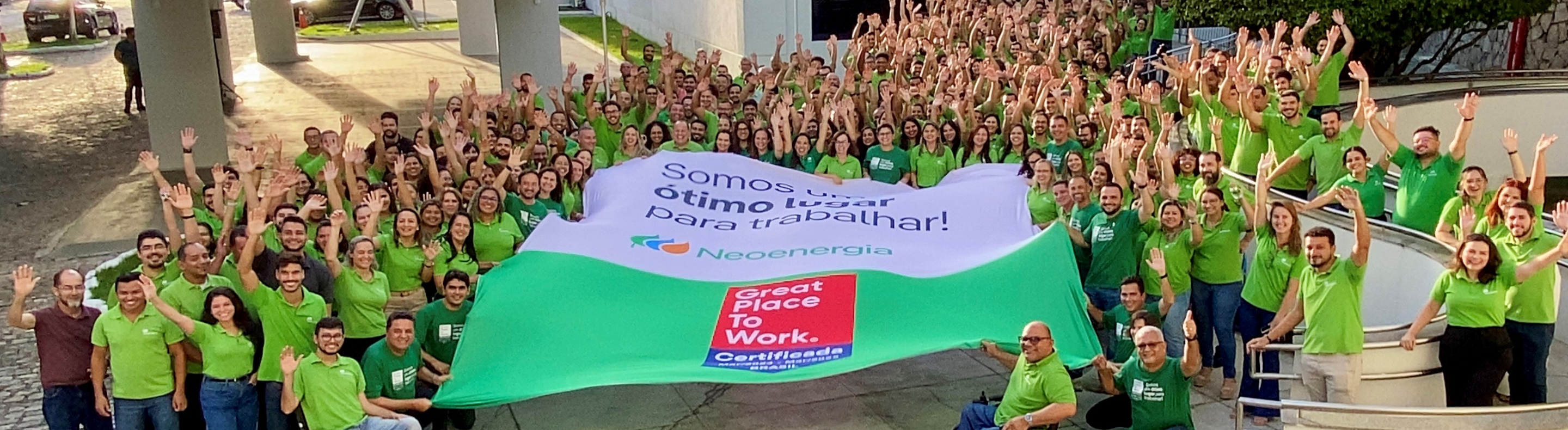 Colaboradores da Neoenergia comemorando o certificado de Great Place To Work