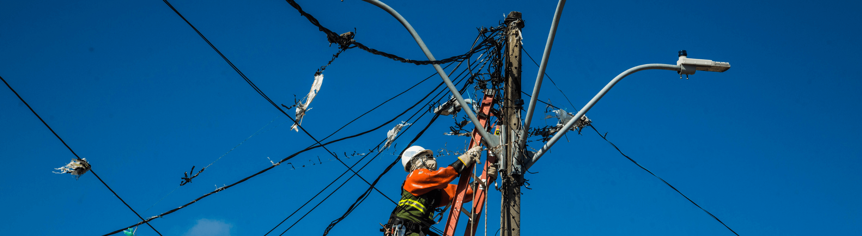 Técnico da Neoenergia atuando em rede elétrica