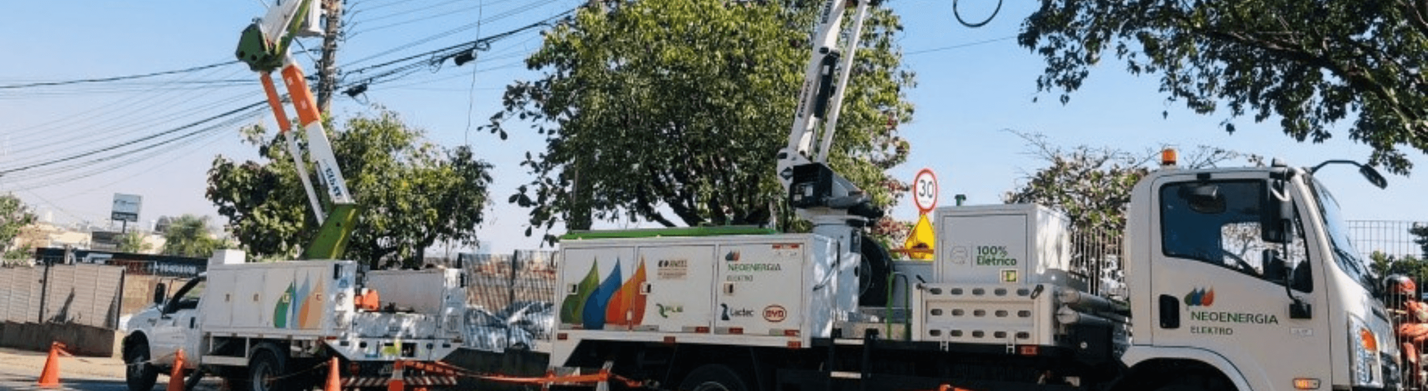 Dois caminhões de linha vinha da Neoenegria Elektro funcionando