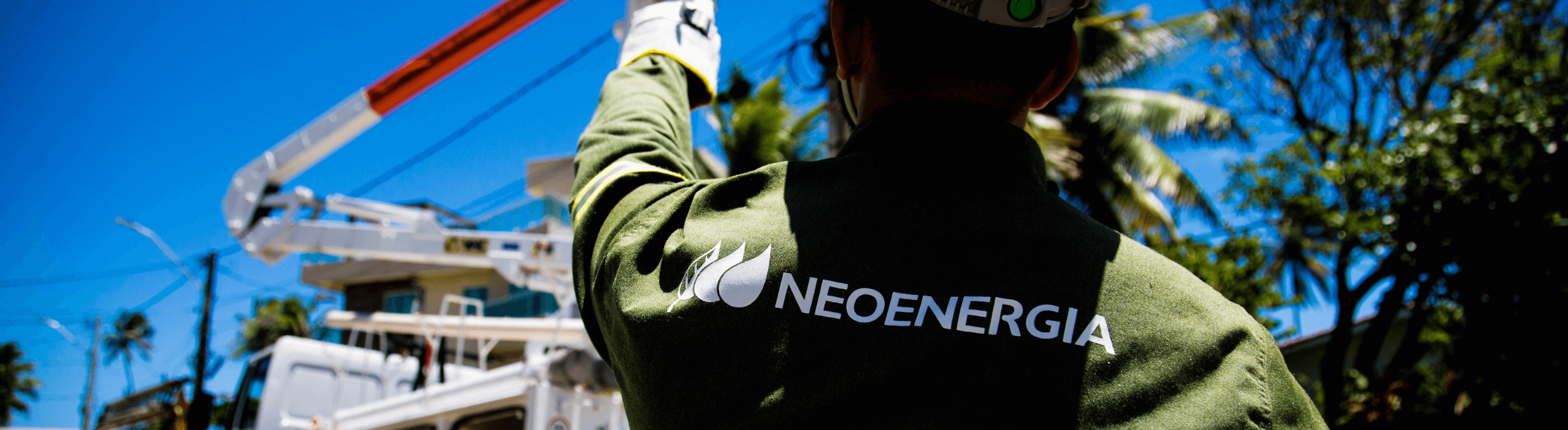 Técnico da Neoenergia Elektro inspecionando