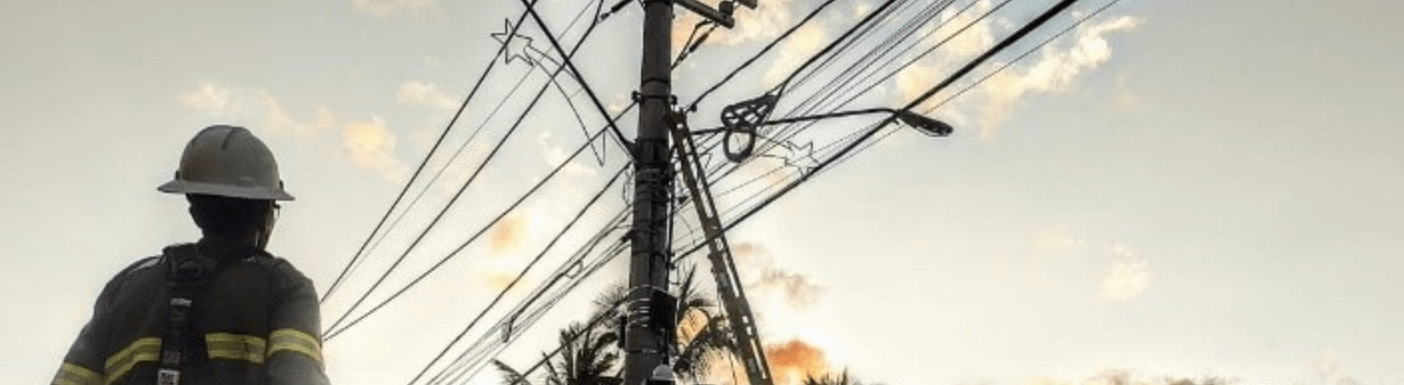 Técnico da Neoenergia inspecionando rede