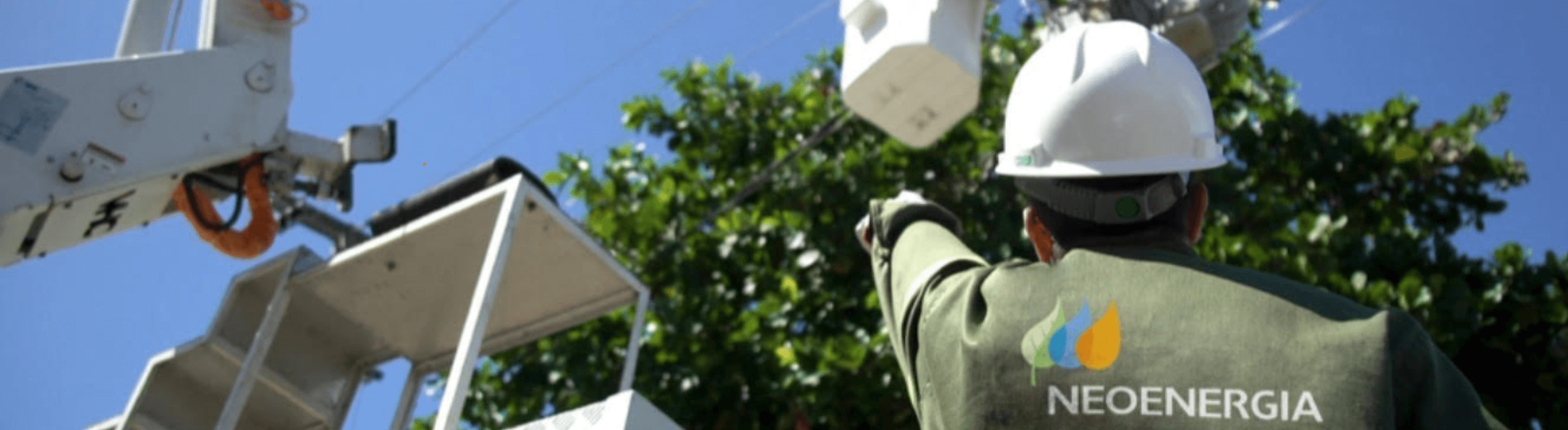 Técnico da Neoenergia inspecionando local