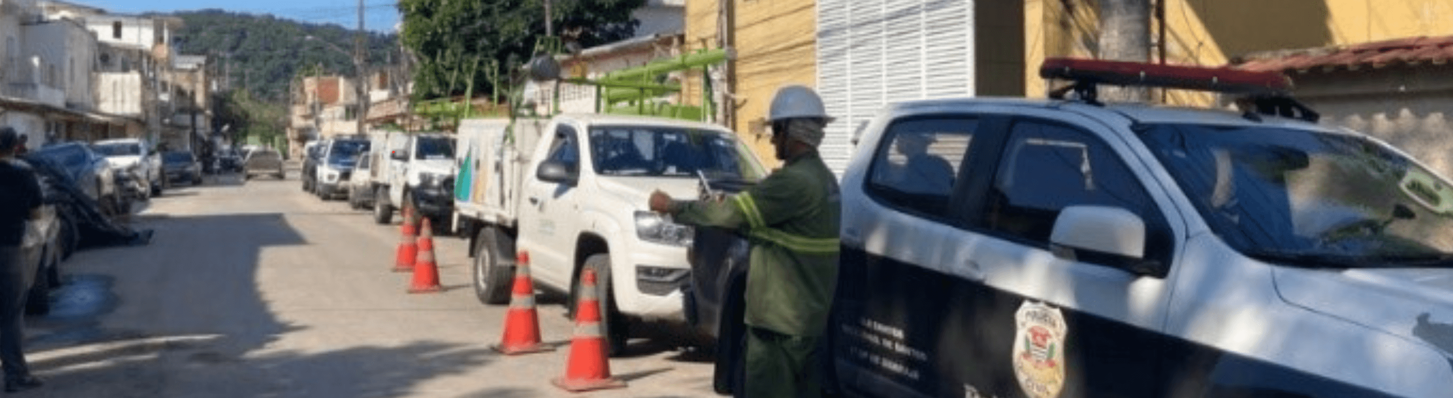 Eletricista da Neoenergia Elektro inspecionando local