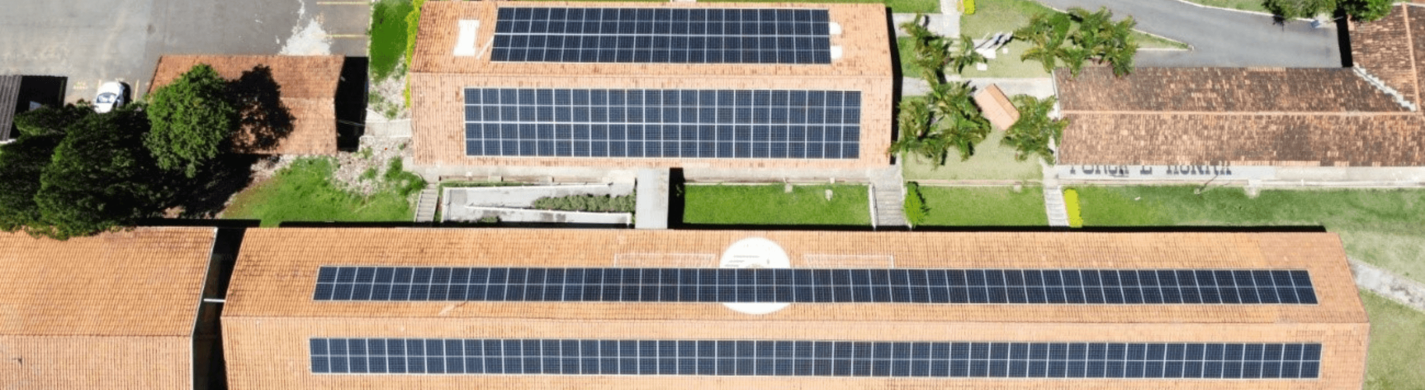 Teto com placas fotovoltaicas