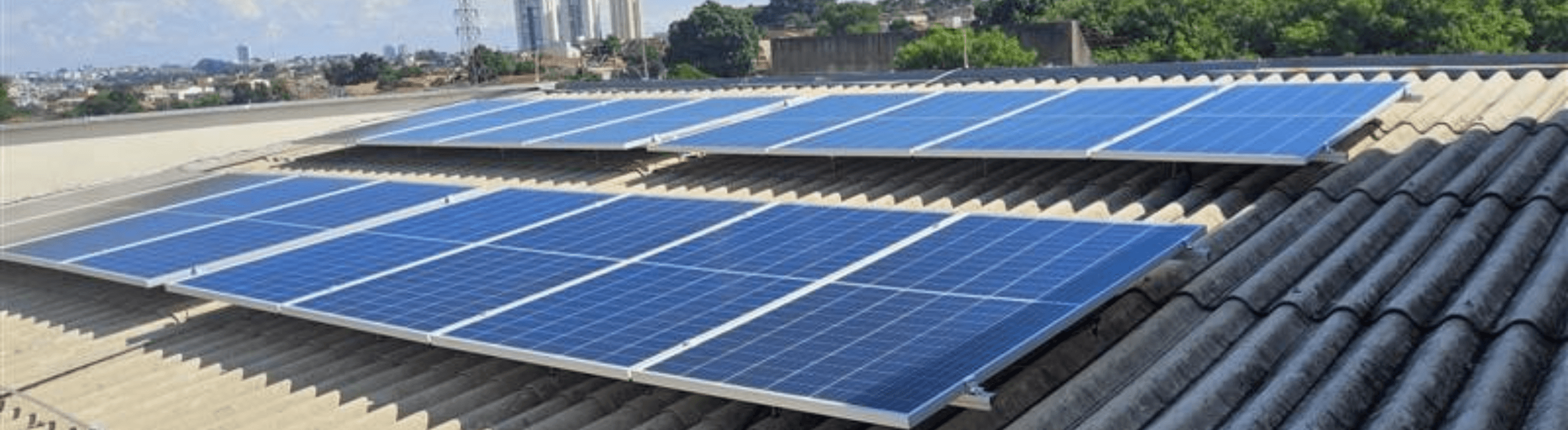 Placas fotovoltaicas instaladas no teto