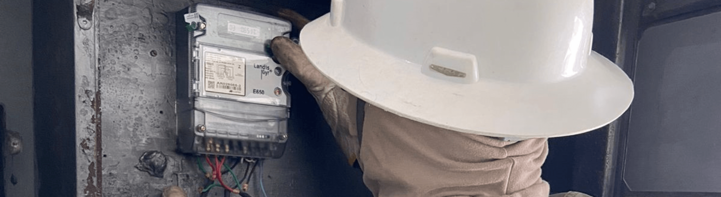 Técnico da Neoenergia fiscalizando medidor