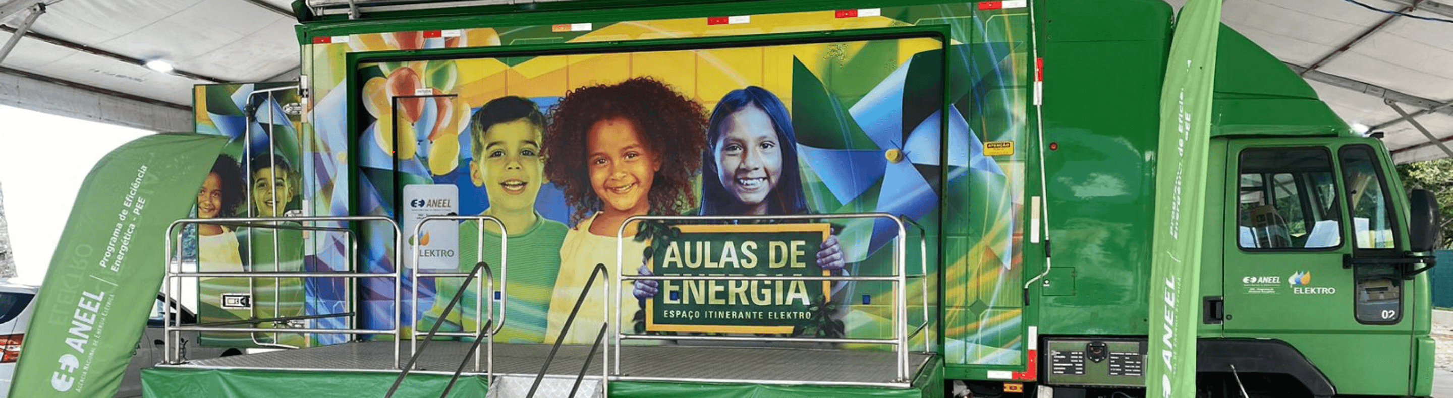 Caminhão do Projeto Aulas de Energia da Neoenergia Elektro estacionado para atendimento