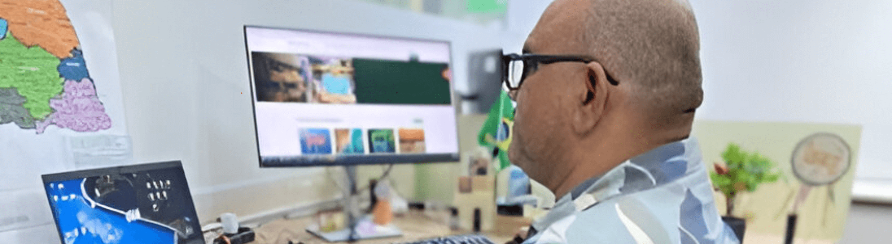 Homem em sua estação de trabalho