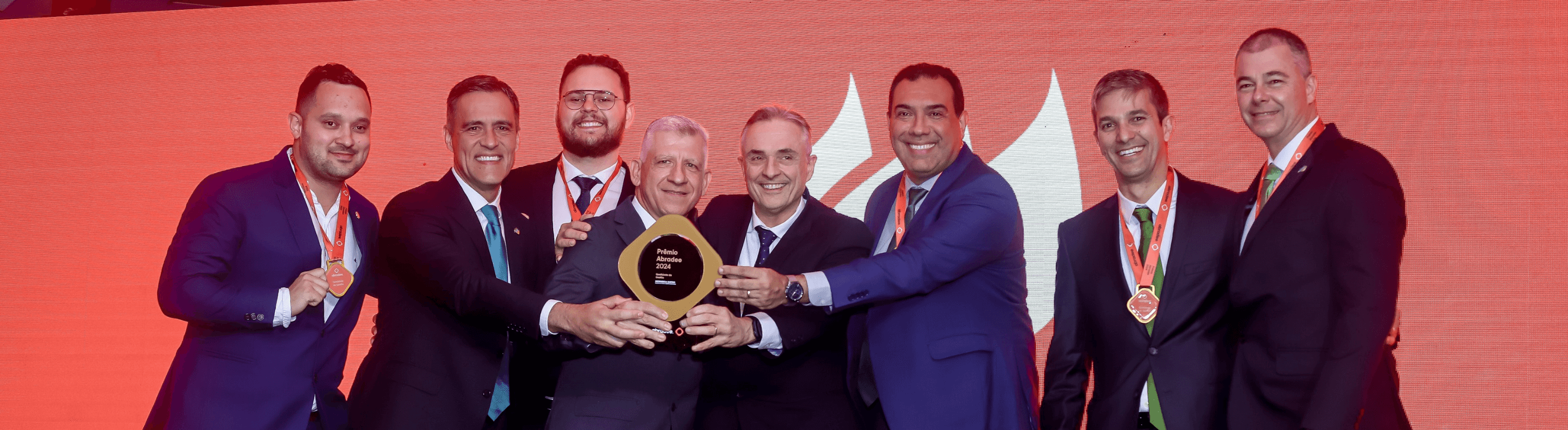 Diretor-presidente da Neoenergia Elektro, Antônio Casanova, e parte da equipe da distribuidora receberam premiação em Brasília na noite da quinta-feira (22)
