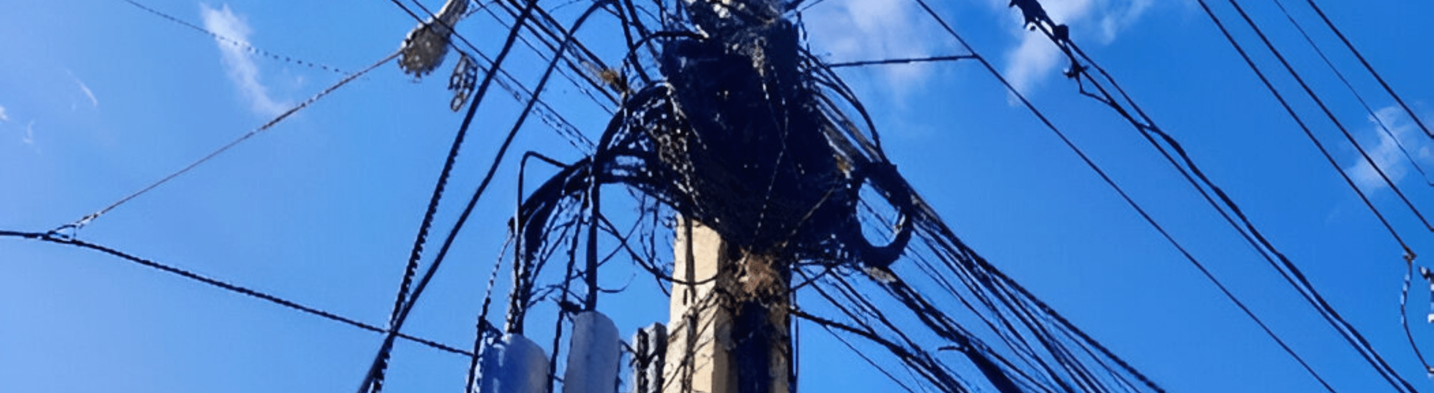 Poste com emaranhado de fio