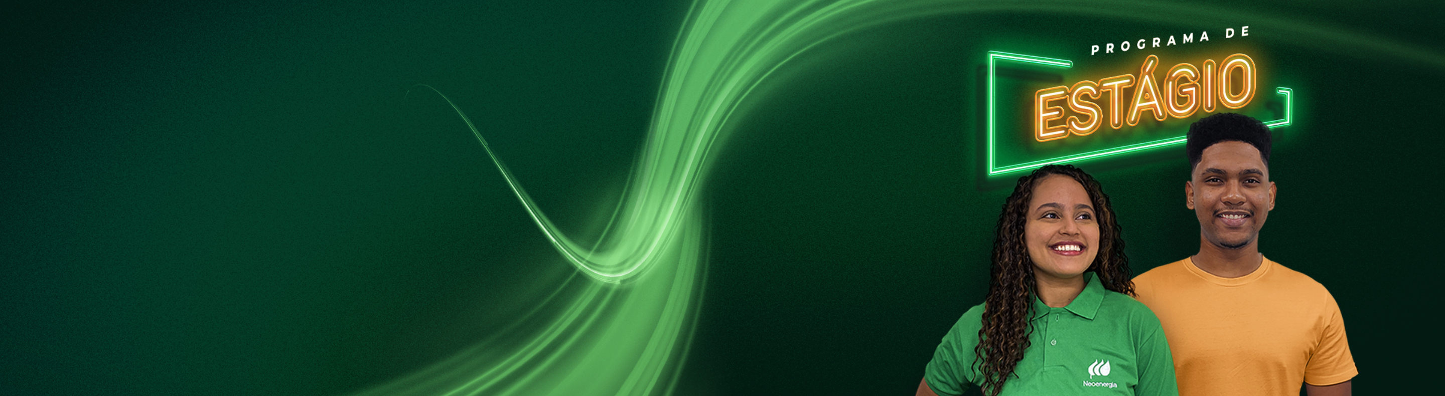 Dois estagiários posando em um fundo verde para a campanha do Programa de Estágio da Neoenergia