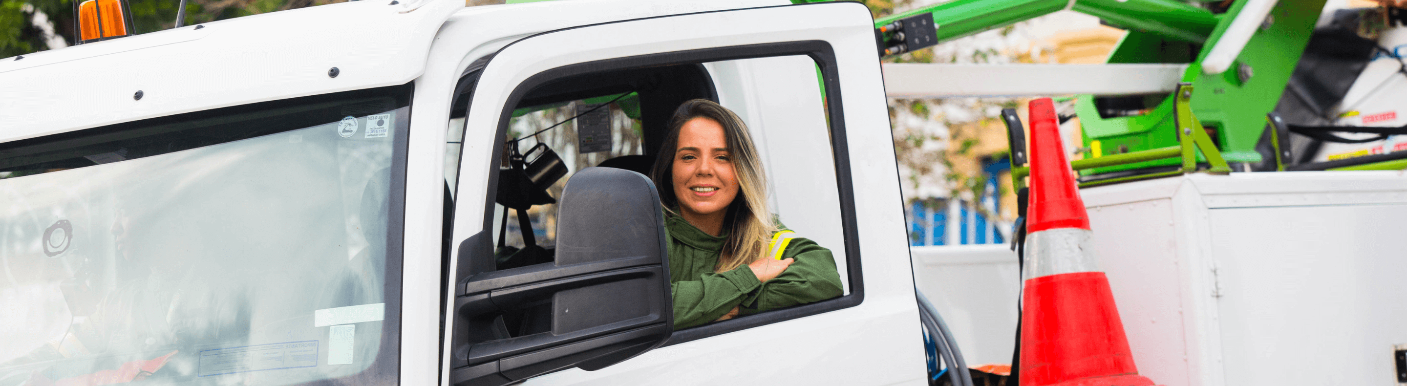 Mulher em um caminhão de eletricista