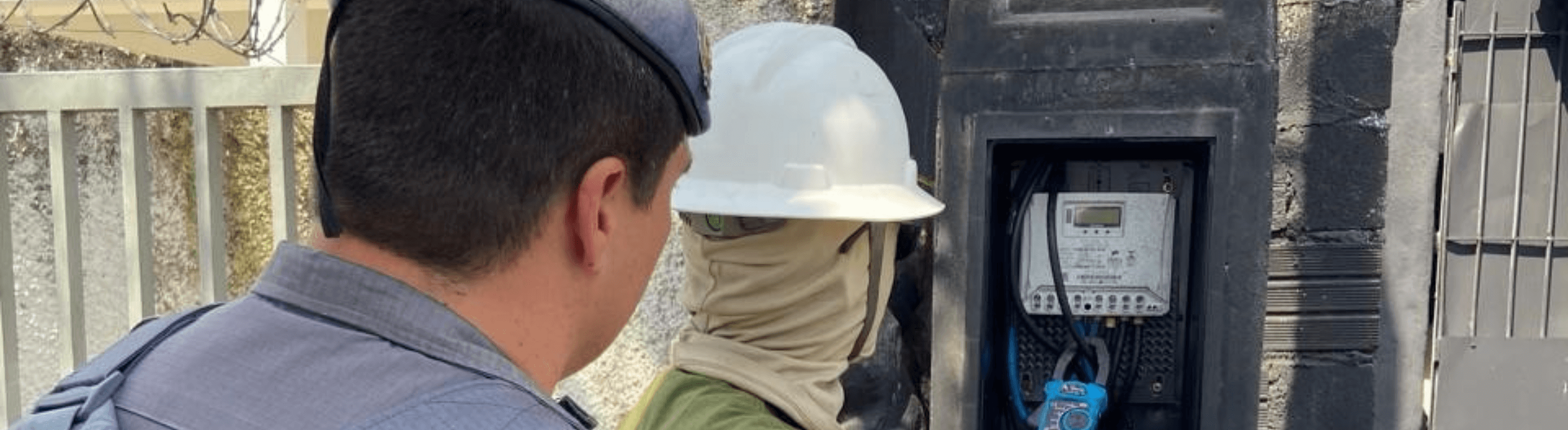 Eletricista e Polícia de São Paulo acompanhando flagrante de furto de energia elétrica
