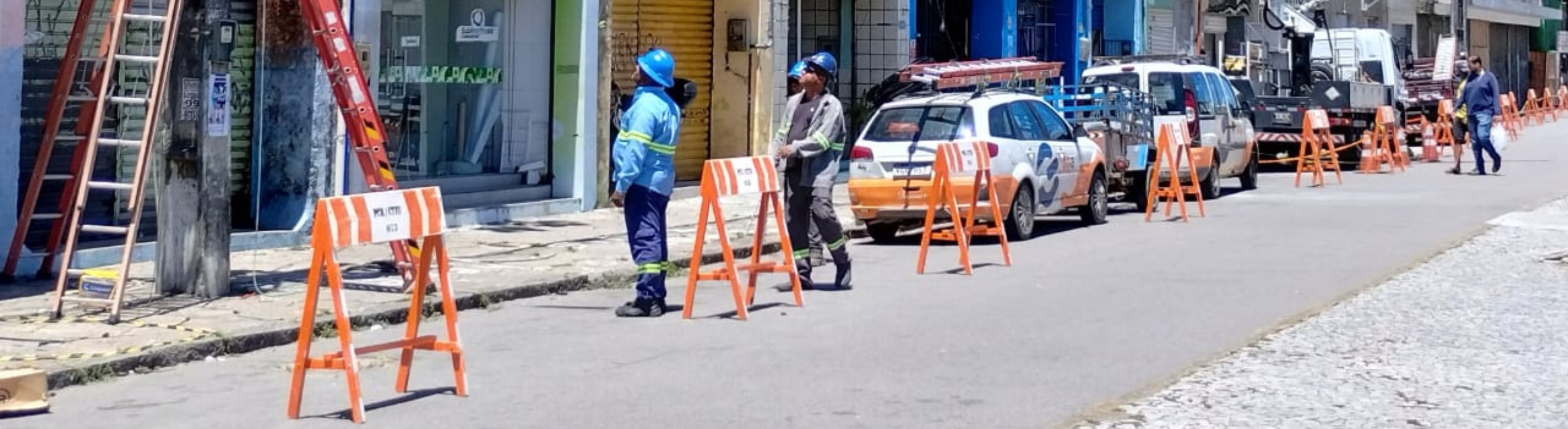 Colaboradores da Neoenergia inspecionando um local