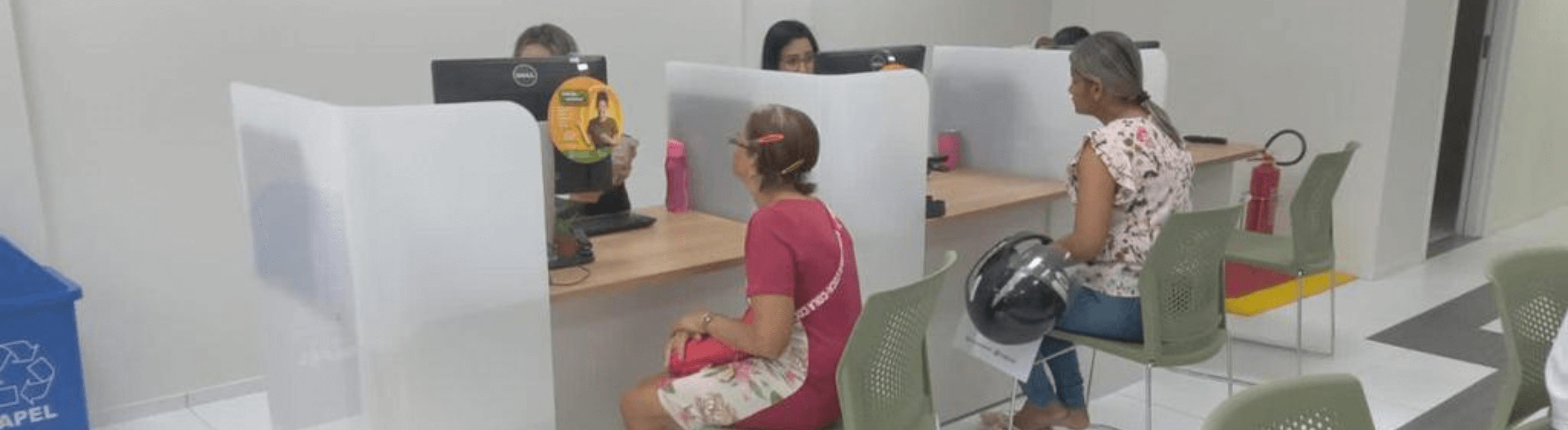 Clientes da Neoenergia em uma loja de atendimento