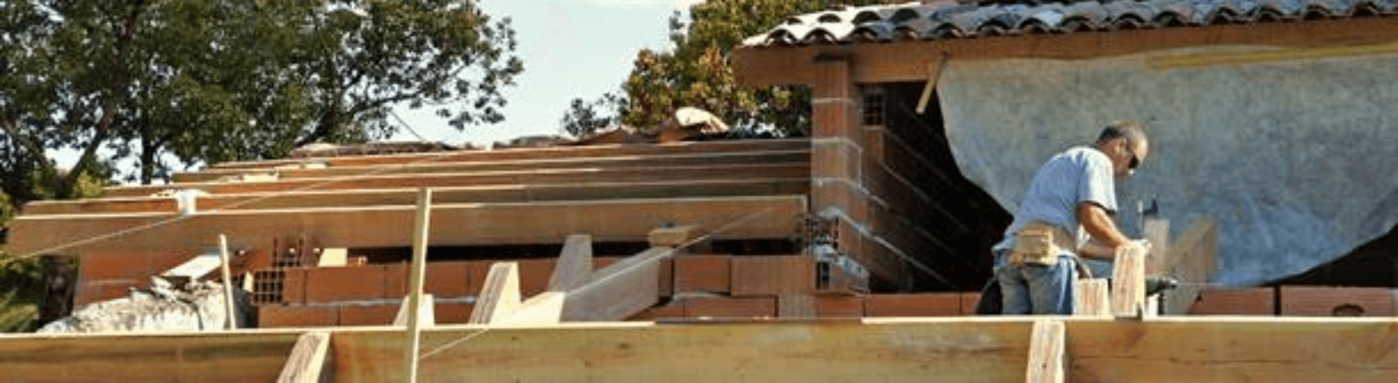 Um profissional realizando reforma em uma residência