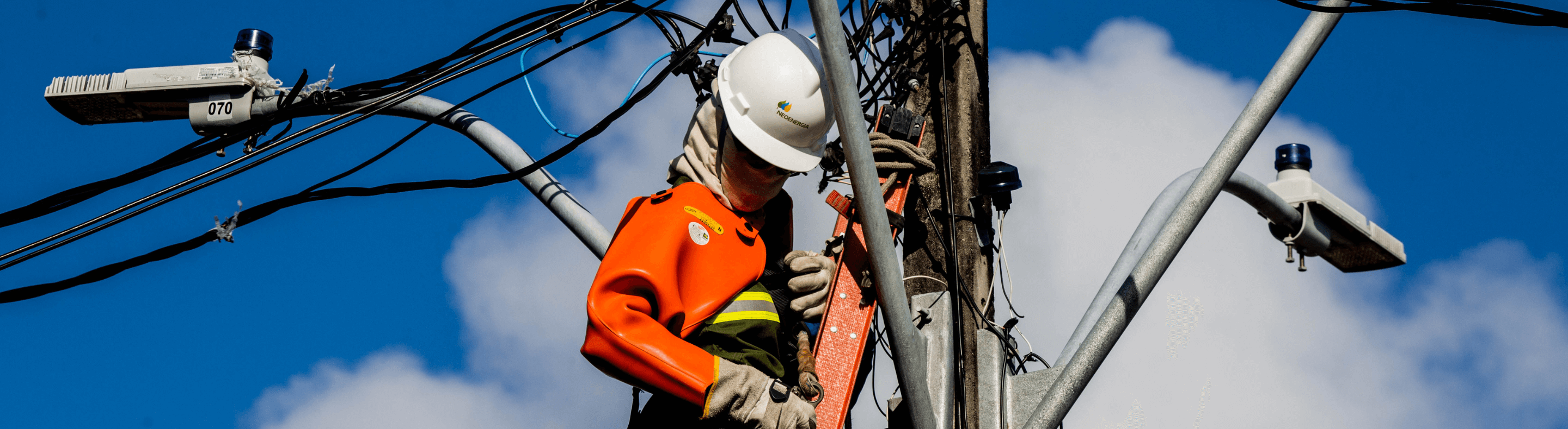 Eletricista da Neoenergia em um poste