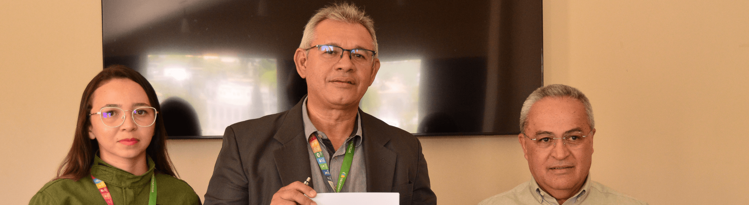 Colaboradores da Neoenergia e o prefeito de Triunfo