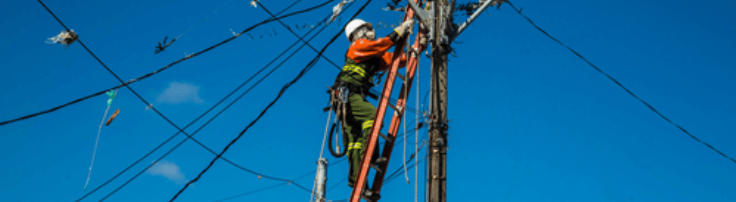 Eletricista da Neoenergia em um poste