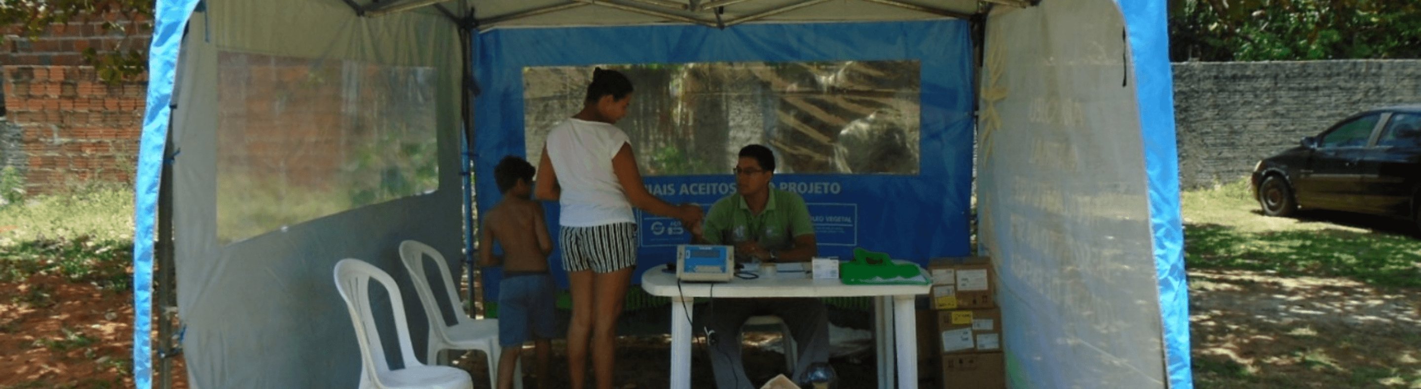 Cliente da Neoenergia em uma tenda do projeto Vale Luz